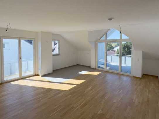 Lichtdurchflutete 4 Zi. Wohnung mit Dachterrasse & Balkon, ca. 101m² Wfl. TG-Plätze in Gilching (S8)