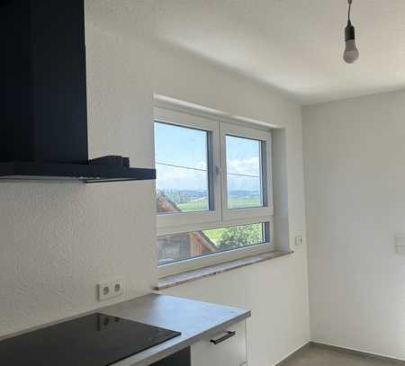 Erstbezug nach Sanierung: Moderne 2,5-Zimmer-Wohnung mit großer überdachter Terrasse und Bergblick