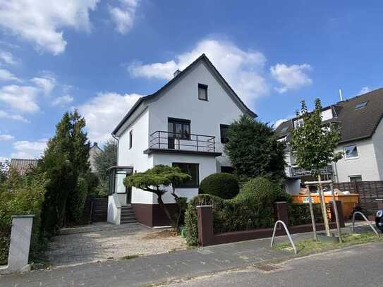 Frisch renoviertes Einfamilienhaus mit traumhaftem Garten, freistehend.