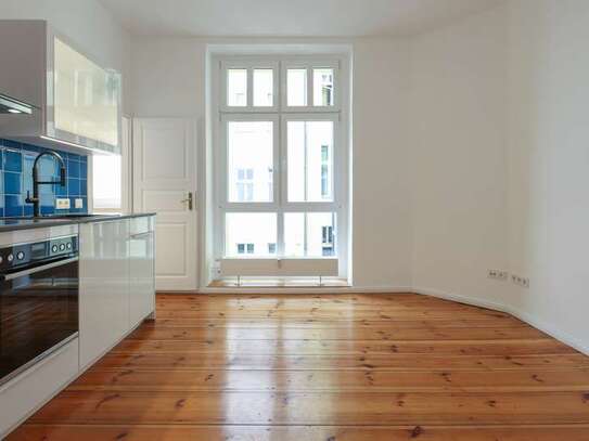 Live in the heart of Berlin! Top renovated and beautifully furnished aprt with old building charm