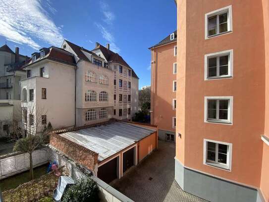 Neuwertige Wohnung mit zwei Zimmern sowie Balkon und EBK in München