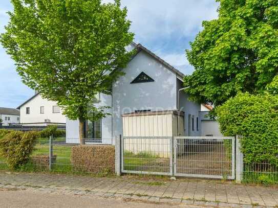 Idyllisches Einfamilienhaus mit gepflegtem Garten und Garage in Ortsrandlage