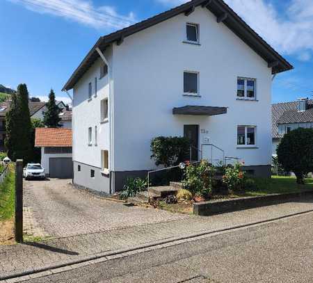 Vollständig sanierte 1 1/2 Zimmer-Dachgeschosswohnung mit franz. Balkon und Garage