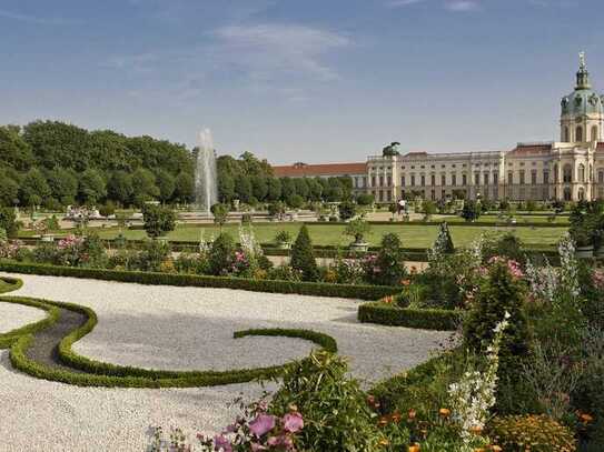 Wohnen am Schloßgarten: wunderschöne helle Wohnung im Denkmal