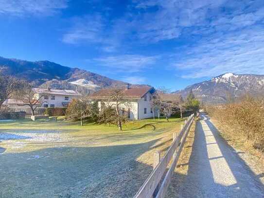 Idylisch gelegenes Baugrundstück mit Bergblick