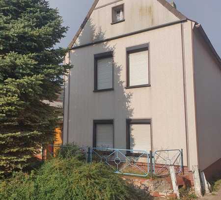 Einfamilienhaus mit Potenzial und Nebengelass nahe Geiseltalsee