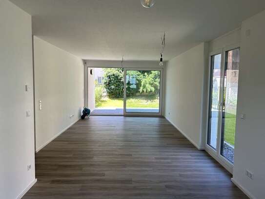 Erstbestbezug: 4 Zimmer-Gartenwohnung mit Terrasse, 2 TG-Stellplätze, Keller, u.v.m.