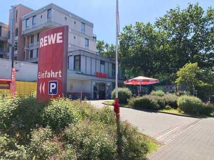 Vorkassenzone in gut besuchtem REWE Markt