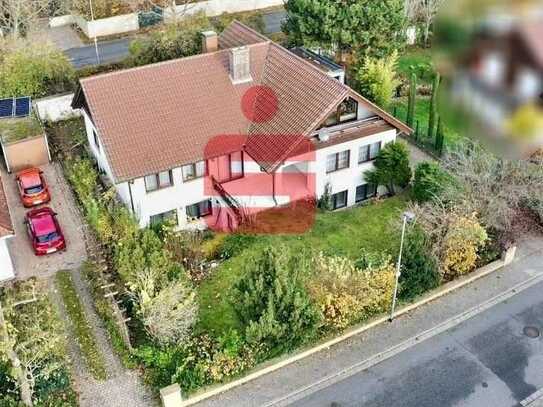 Geräumiger freistehender Bungalow mit ausgebautem Dachgeschoss in begehrter Lage