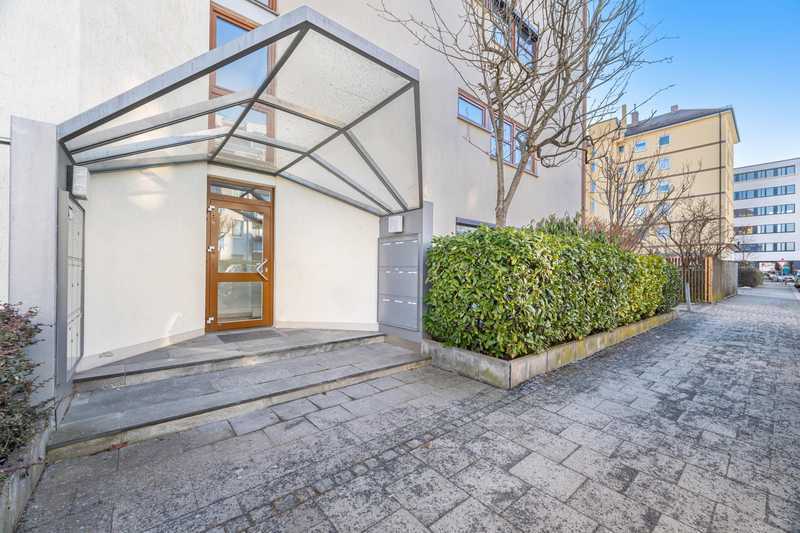 Modernisierte 2-Zimmer-Wohnung mit sonnigem Balkon in Milbertshofen: umfassend saniert und sofort be