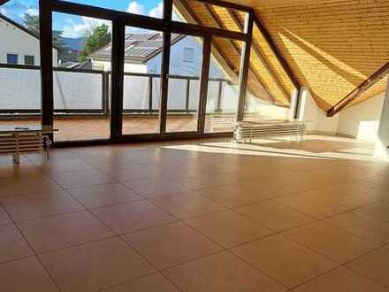Schöne 4 Zimmer, Küche, Bad Wohnung, ca. 115 qm, zwei Balkone