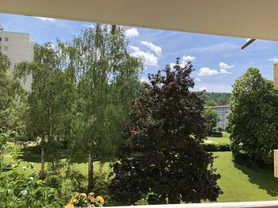 Moderne sonnige 4-Zimmer-Wohnung mit Balkon, Ausblick, Tiefgarage und Einbauküche in Stuttgart