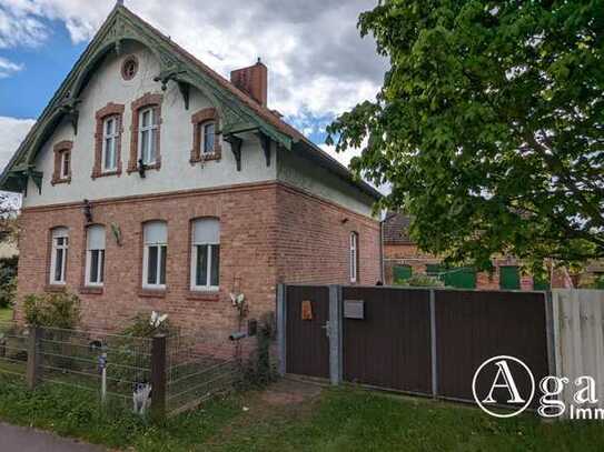 Vermietetes Einfamilienhaus mit Nebengebäude auf sehr großem Grundstück mit viel Baufläche