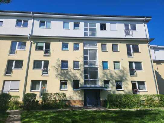 Helle, sanierungsbedürftige Wohnung mit guten Grundriss, Balkon, Grün-/Weitblick u. Einzelgarage