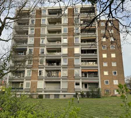 Apartment mit Blick ins Naturschutzgebiet mit Loggia, Einbauküche, Aufzug in Düsseldorf-Garath