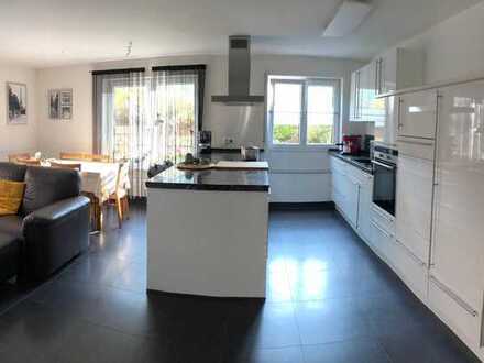Exklusive, neuwertige 4-Zimmer-Erdgeschosswohnung mit 2 Terrassen und großem Garten (340m²