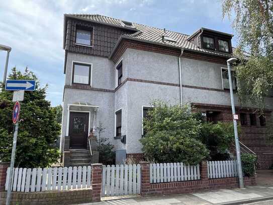 -- sanierte Altbauwohnung mit großer Dachterrasse --