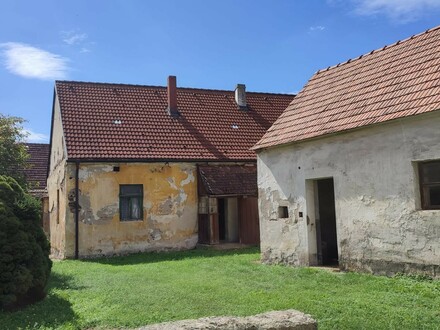 Bauernhaus mit Schuppen und Scheune