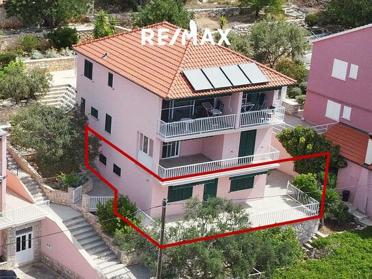 Sun and sea? Flat 56m² with terrace and sea view as well as sea access in a prime location on the island of Korčula