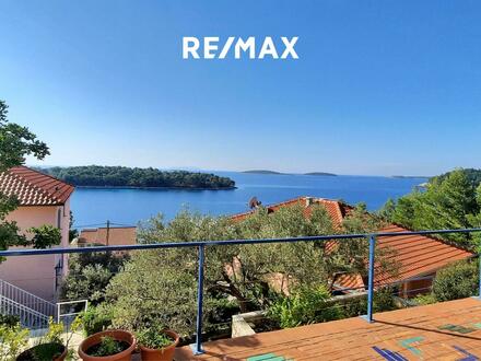 Domicile by the sea? Villa with large plot and huge terrace in a beautiful bay on the island of Korčula