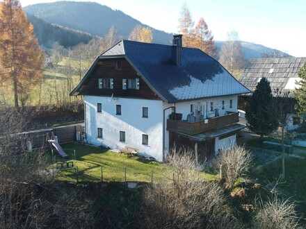 Beeindruckendes Ensemble mit großem Wohnhaus, zwei urigen Ferienhäusern & Stadel