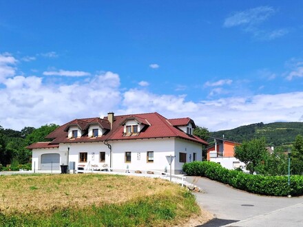 Geschmackvolles Mehrfamilienhaus mit 2 Wohneinheiten an der Donau