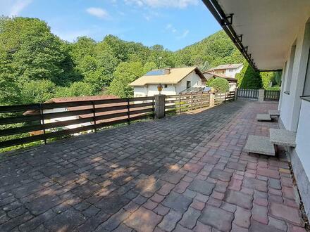 Waldrandlage und mit großer Terrasse, mit Blick in die Berge!