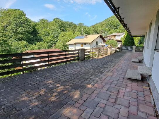 Waldrandlage und mit großer Terrasse, mit Blick in die Berge!