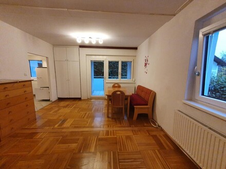 SCHÖNE KLEINE WOHNUNG MIT BALKON