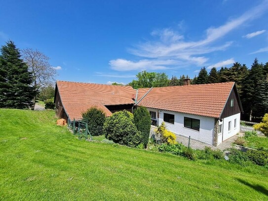 BAUERNHAUS MIT NEBENGEBÄUDEN UND GROSSEM GRUND