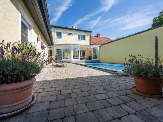 Gepflegtes Einfamilienhaus, großer Grund mit Pool