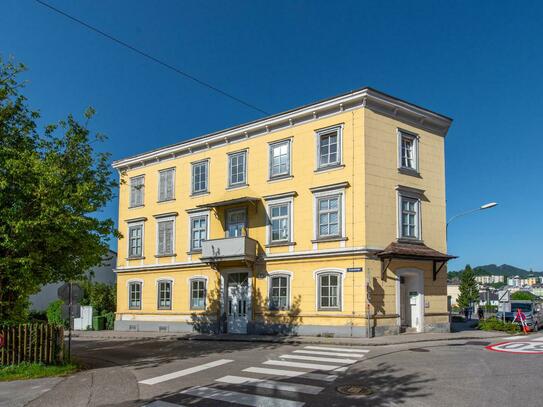 Stadthaus mit 8 Wohnungen und 2 Geschäftslokalen