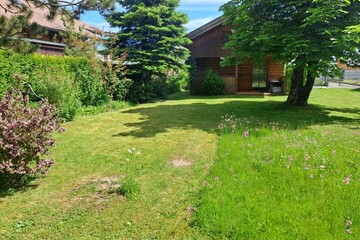 Ruhiger Baugrund mit Wochendhaus/Gartenhaus