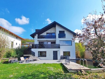 Familienwohntraum mit Naturpool, Sauna und genialem Panoramablick in Zentrumsnähe