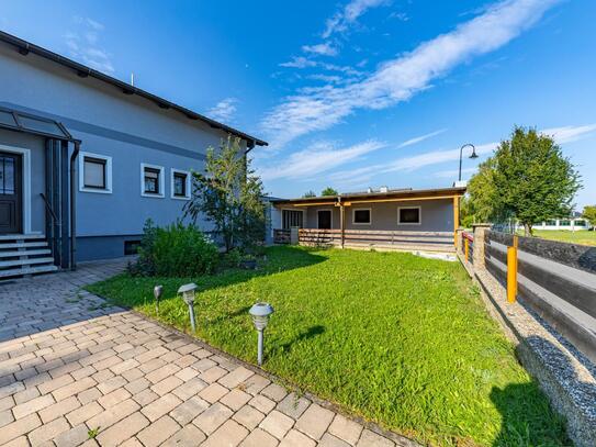 GROßZÜGIGES WOHLFÜHLHAUS MIT ZWEI GARAGEN, WERKSTATT, POOL UND TERRASSE IN NAPPERSDORF!