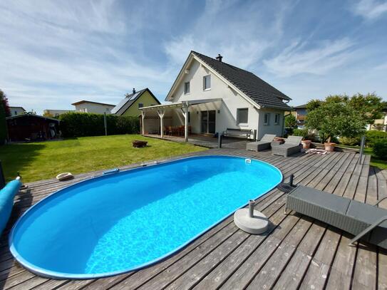 VOLL UNTERKELLERTES EINFAMILIENHAUS MIT POOL UND DOPPELCARPORT