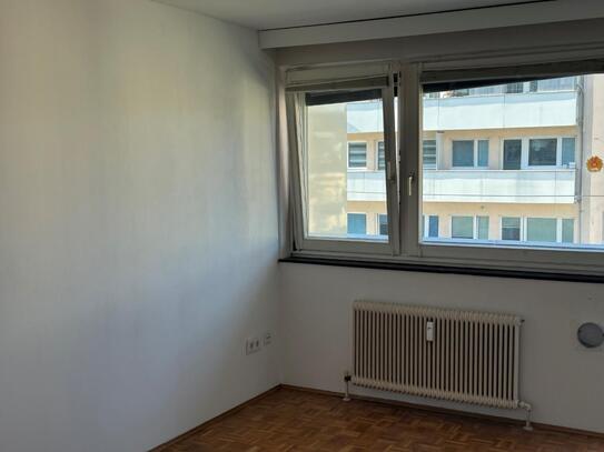 Salzburg Stadt Plainviertel: Sonnige 24,35 qm Singlewohnung mit 6,55 m² Balkon und Einzelgarage