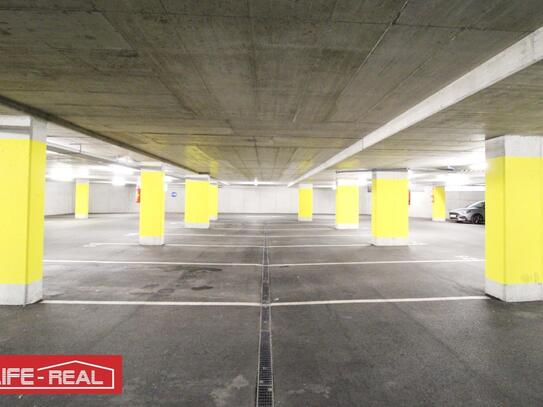 Parkplatz in moderner Tiefgarage