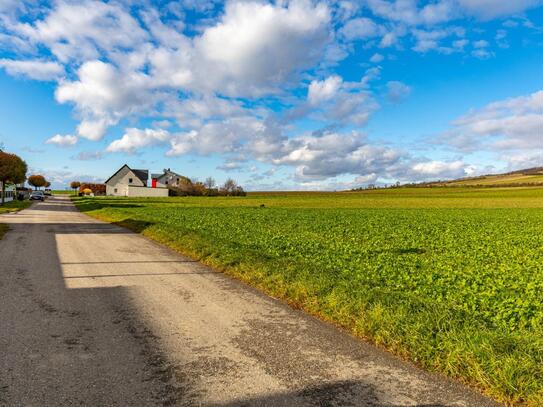 GROßZÜGIGES BAUGRUNDSTÜCK MIT HERRLICHEM AUSBLICK IN KLEINWILFERSDORF!