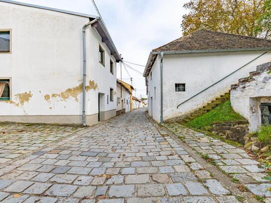 TRADITIONELLER WEINKELLER IN GROßHARRAS