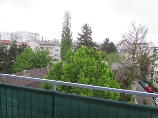 EXKLUSIVES DACHGESCHOSSAPARTMENT MIT BALKON – NÄHE U1