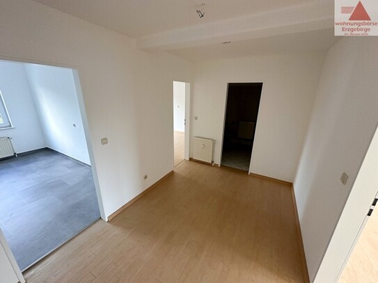 2-Raum mit Balkon, Tiefgarage und Stellplatz!