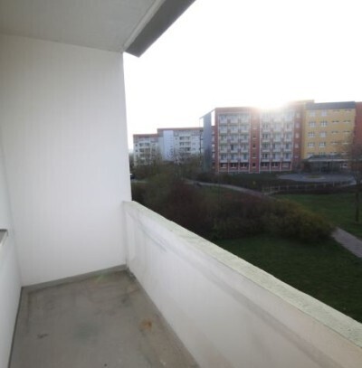 Günstige 2-Raum-Wohnung mit Balkon im Wohngebiet Adam Ries!