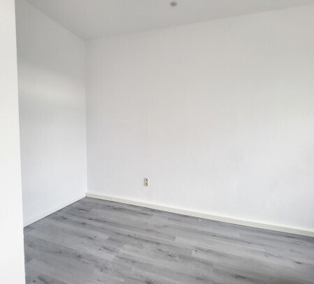 Tolle Lage - sanierte Wohnung - 2-Räume + Bad und Küche auf der Rathenaustraße in Annaberg!!