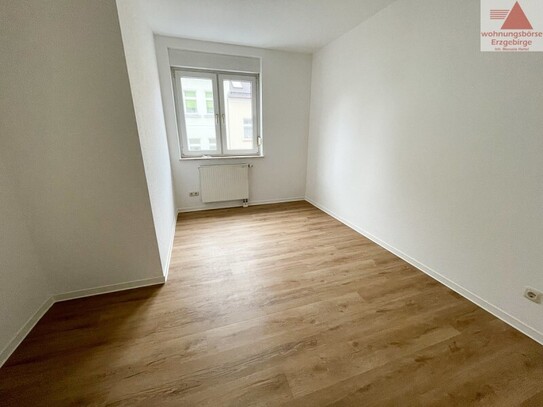 Frisch renoviert! 3-Raum-Wohnung mit Balkon und neuen Fußböden