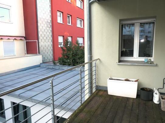 N-Gärten b. Wöhrd: 2,5-Zi-Whg (1. OG im Rückgebäude), EBK,Tageslichtbad m. Badew. u. Dusche, Balkon