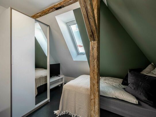 Einladendes Zimmer mit Dachbalken in einer Coliving-Wohnung in Stuttgart