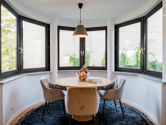 Kürzlich renovierte möblierte 2-Zimmer-Wohnung in Charlottenburg mit Schreibtisch