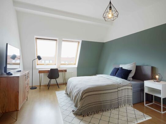 Geräumiges Zimmer in einer Coliving-Wohnung