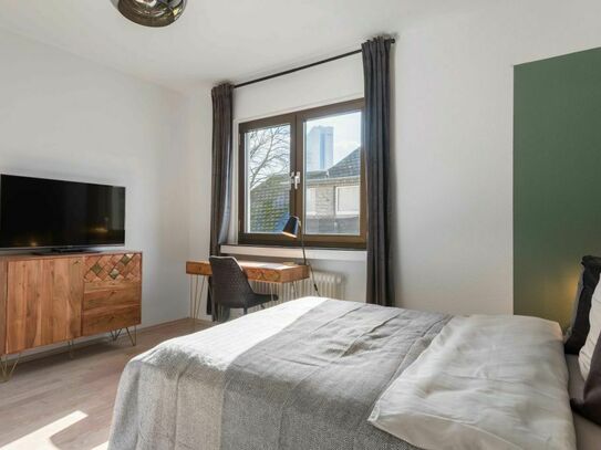 Geräumiges, helles Zimmer in einem Co-Living-Apartment in Frankfurt